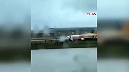 Pistten çıkan yolcu uçağındaki tahliye operasyonu kamerada