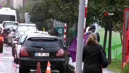 Vatandaşların fırtınada zor anları kamerada