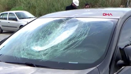 Hatay fırtınada uçan çatı, 10 araca zarar verdi