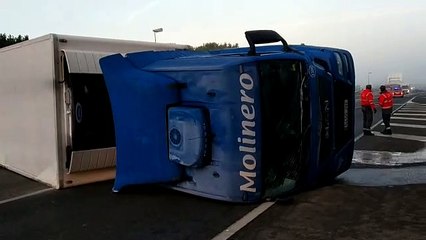 Un camión vuelca y corta la N-232 en Castejón
