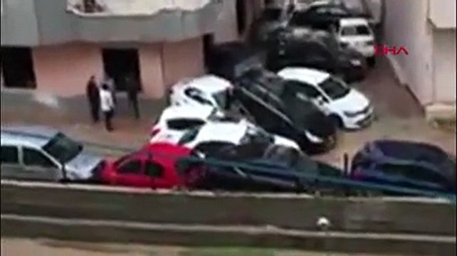 Kırmızı kod uyarısı yapılan Mersin'de sel nedeniyle otomobiller sürüklendi, üst üste bindi
