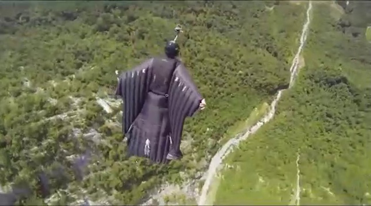 HOMEM PÁSSARO DA SALTO MORTAL E VOA