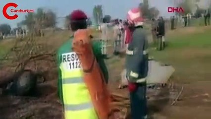 Pakistan'da savaş uçağı düştü: 2 ölü