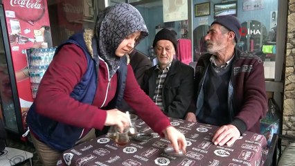 Télécharger la video: Devlet desteğiyle çay ocağı açan 3 çocuk annesi kadın kendi işinin patronu oldu