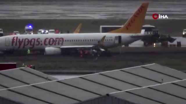 Pistten çıkan uçağı kurtarma çalışmaları böyle görüntülendi