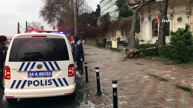 Fırtınaya dayanamayan ağaç tarihi Koca Yusuf Paşa Sebili'nin üstüne devrildi