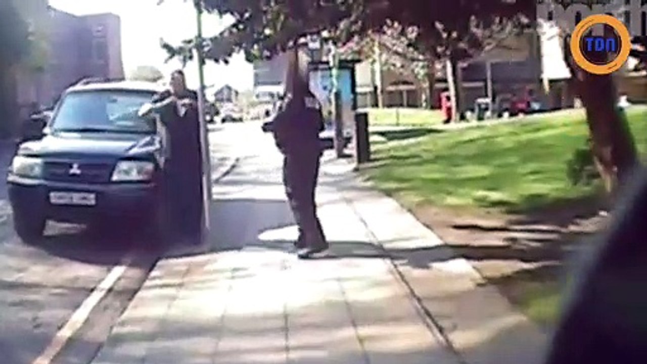 Un automobiliste en colère mange son PV et le recrache à la figure du contractuel