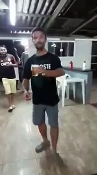 Regardez comment il réussit son blackflip avec un verre à bière à la main sans le renverser.