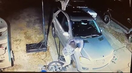 Doigts coincés sous le capot d'une voiture