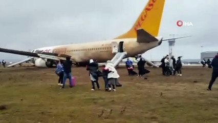 Pisten çıkan uçağın yolcuları böyle tahliye edildi
