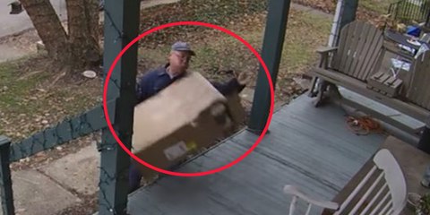 Pillan a este repartidor que golpea con muy mala leche un paquete con piezas de ordenador muy frágiles dentro