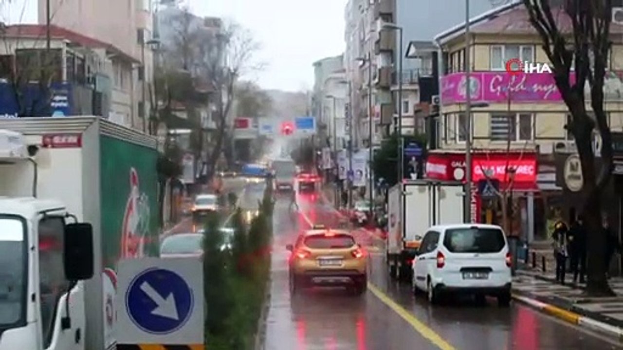 Bandırma’da şiddetli fırtına...Reklam panoları ve ağaçlar devrildi