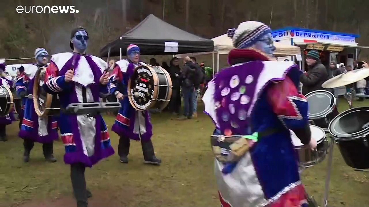 Wer wirft den Weihnachtsbaum am weitesten? - Knut-WM in der Pfalz