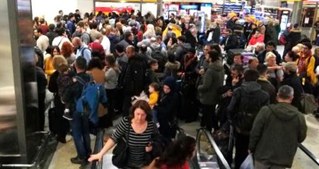 Sabiha Gökçen'de uçuşların durdurulması yolcuları sinirlendirdi, ıslıklı protesto ettiler