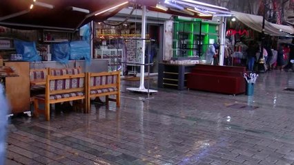 Turistler rüzgara karşı şemsiyelerini kalkan yaptı