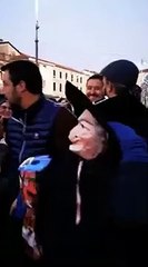 Download Video: Salvini - Qui Bondeno (Ferrara), vi ho baciato la Befana dei Vigili del Fuoco! ()