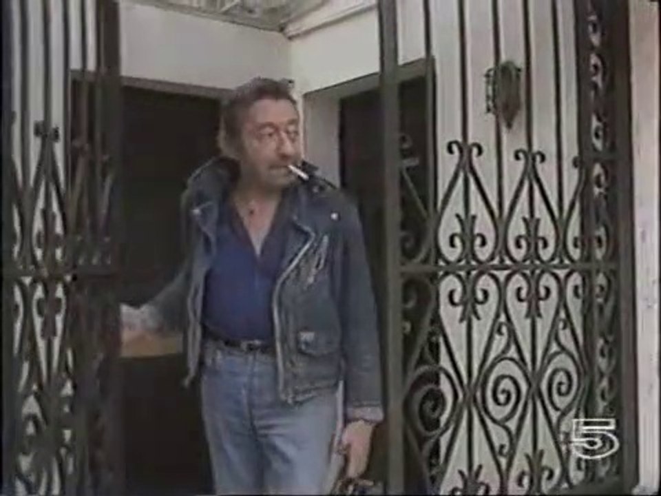 Serge Gainsbourg devant son mur, rue de Verneuil