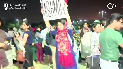 कौन है मुंबई में फ्री कश्मीर का प्लाकार्ड लहराने वाली महिला?