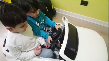 Ömer ve Yusuf Audi akülü arabaya binmişlerBatman arabası çalışmıyor⚡şarjı bitmiş