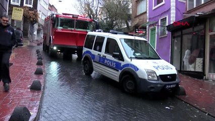 Beyoğlu'nda metruk binada çökme