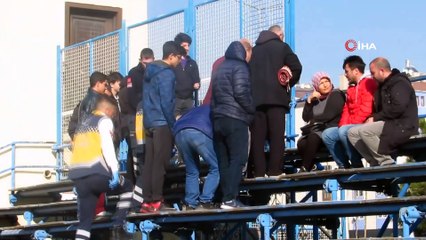 Ayağı tribüne sıkışan taraftarı itfaiye kurtardı