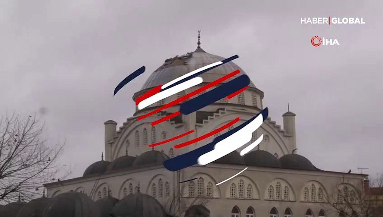 Depremde minaresi yıkılan caminin kubbesini fırtına vurdu