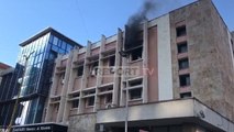 Report TV - Përfshihet nga flakët godina e njësisë bashkiake  tek Bulevardi i Ri