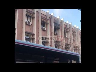 Report TV - Përfshihet nga flakët godina e njësisë bashkiake  tek Bulevardi i Ri