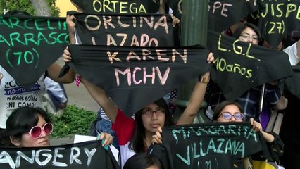 Peruanas protestam contra feminicídios