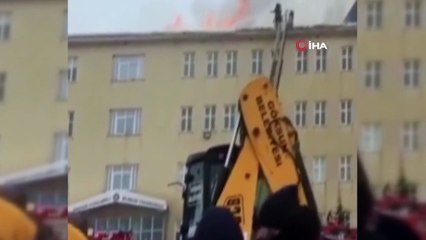 Okulda yangın paniği kamerada