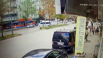 Antep'te otomobil ile öğrenci servisi çarpıştı: 16 yaralı