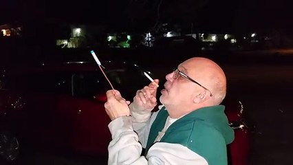 Se tirer un feu d'artifice de la bouche.. stupide