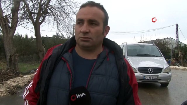 Sürücü sel suları arasında kalan ekmek teknesini terketmedi