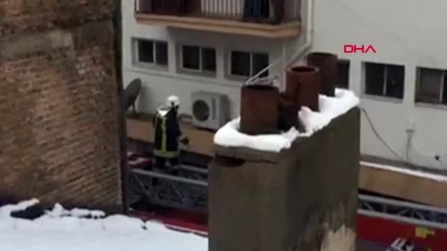 Afyonkarahisar'da ev yangını; dumandan etkilenen 3 kişi hastanelik oldu