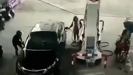 Un voleur de sac à main se prend un karma