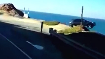 Une voiture fonce dans un ravin