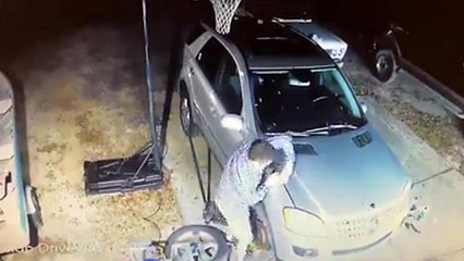 Son capot de voiture se referme sur sa main