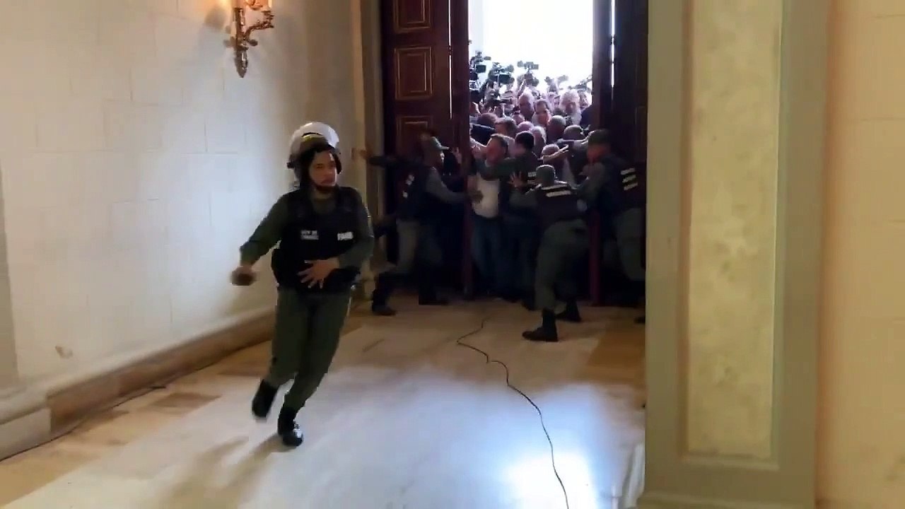 Así escaparon los militares chavistas al no poder frenar a Juan Guaidó y 100 diputados