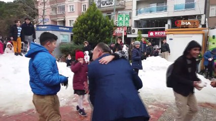 Kar görmeyen çocuklar için kamyon kamyon kar getirdiler