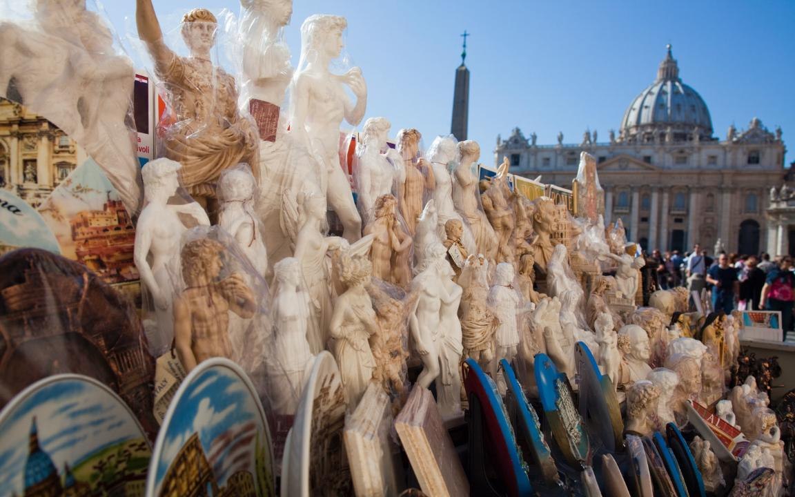 Rome Is Banning Souvenir Stalls at Many Tourist Attractions to 'Protect' the City's Heritage