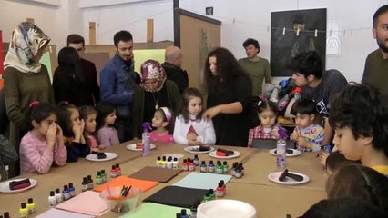 Anaokulu öğrencileri, ilkel baskı resim tekniğini üniversitede öğrendi