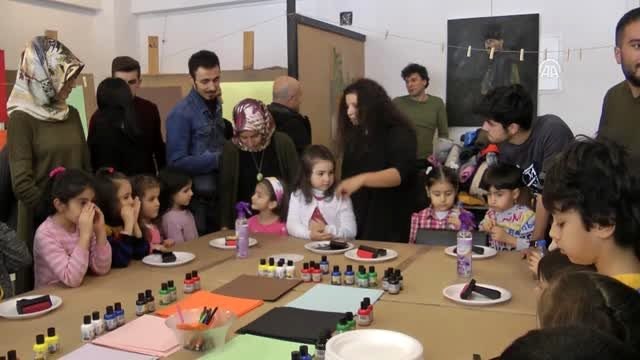 Anaokulu öğrencileri, ilkel baskı resim tekniğini üniversitede öğrendi