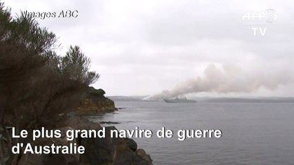 Le plus grand navire de guerre d'Australie approvisionne les communautés touchées par les feux