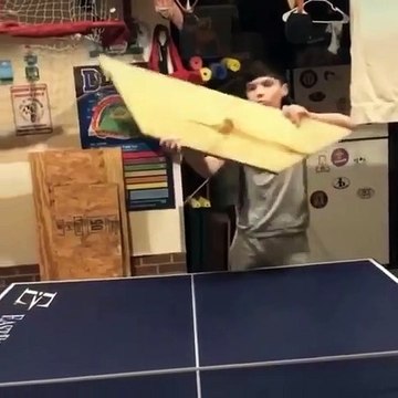 Découvrez comment ces gars transforment leur partie de ping pong en une partie amusante.