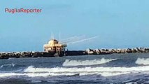 Mareggiata a Barletta Levante: le onde, il trabucco, i gabbiani