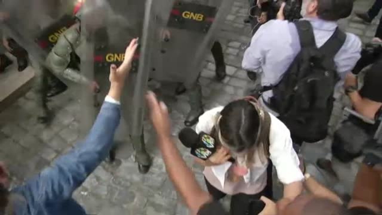 Juan Guaidó jura como presidente interino de Venezuela