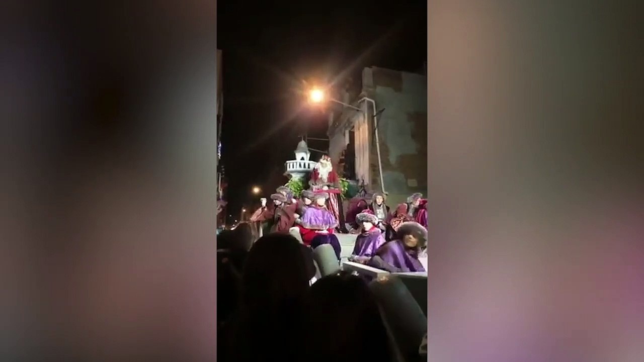 El Rey Melchor ataca a los asistentes a la cabalgata