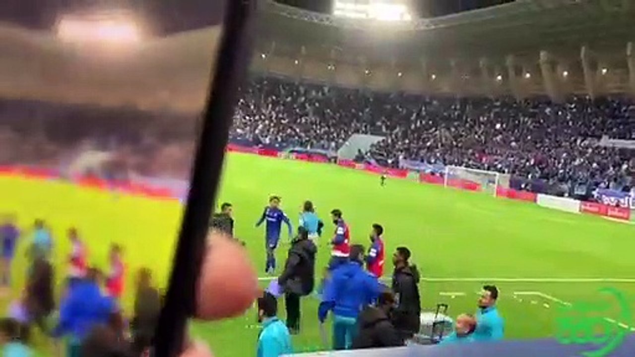 لقطات بعد صافرة الحكم لمواجهة الهلال الاهلي  رازفان يخرج سريعًا من الملعب الفرج يُحيي الجماهير عسيري يخرج مصابًا @a alshniber