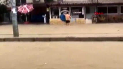 Mersin'de bir kişi leğenden tekne yapıp selin oluşturduğu akıntıda yüzdü