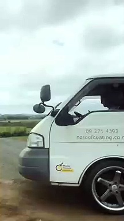 Il tente un dérapage sur la pelouse et se rate complètement